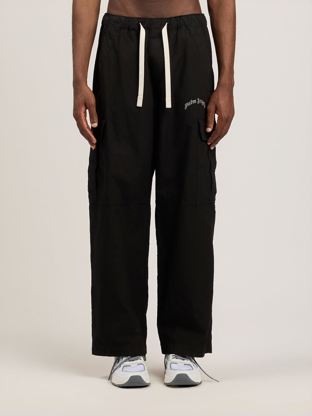 PALM ANGELS Curved Logo Loose Cargo Pants BLACK OFF WHITE PMCF037S26FAB001