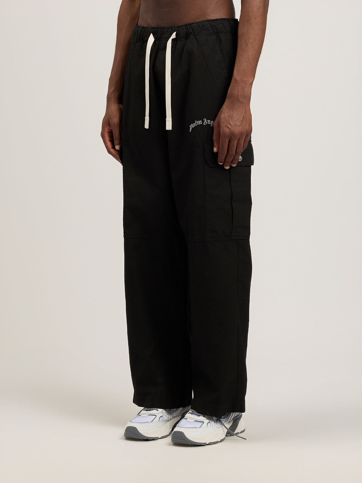 PALM ANGELS Curved Logo Loose Cargo Pants BLACK OFF WHITE PMCF037S26FAB001