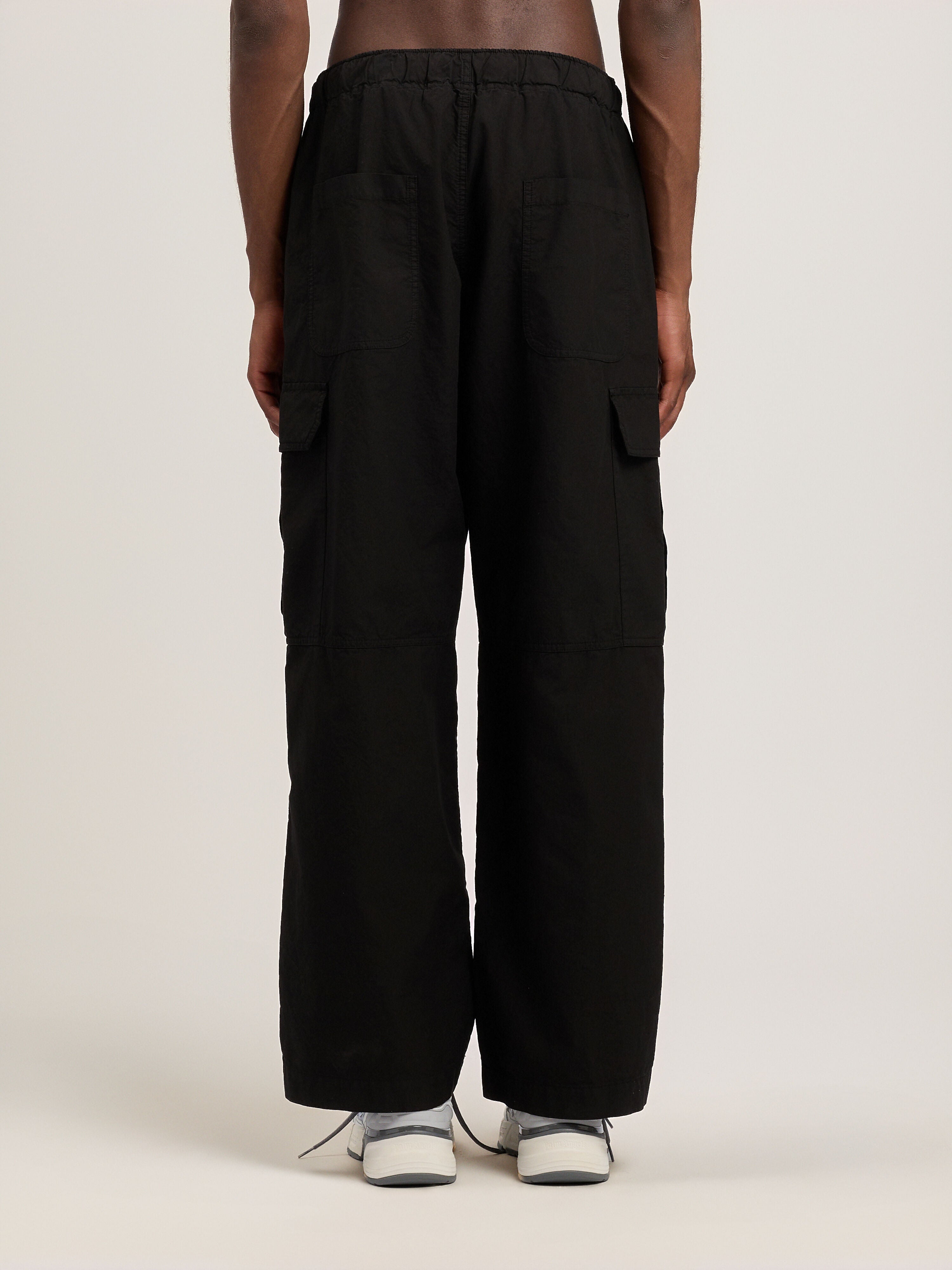 PALM ANGELS Curved Logo Loose Cargo Pants BLACK OFF WHITE PMCF037S26FAB001