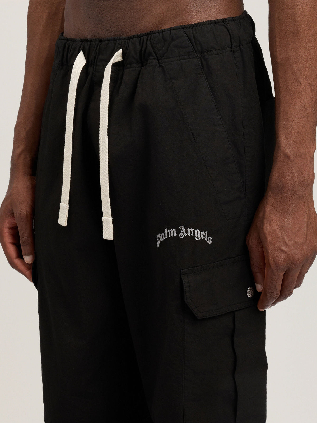PALM ANGELS Curved Logo Loose Cargo Pants BLACK OFF WHITE PMCF037S26FAB001