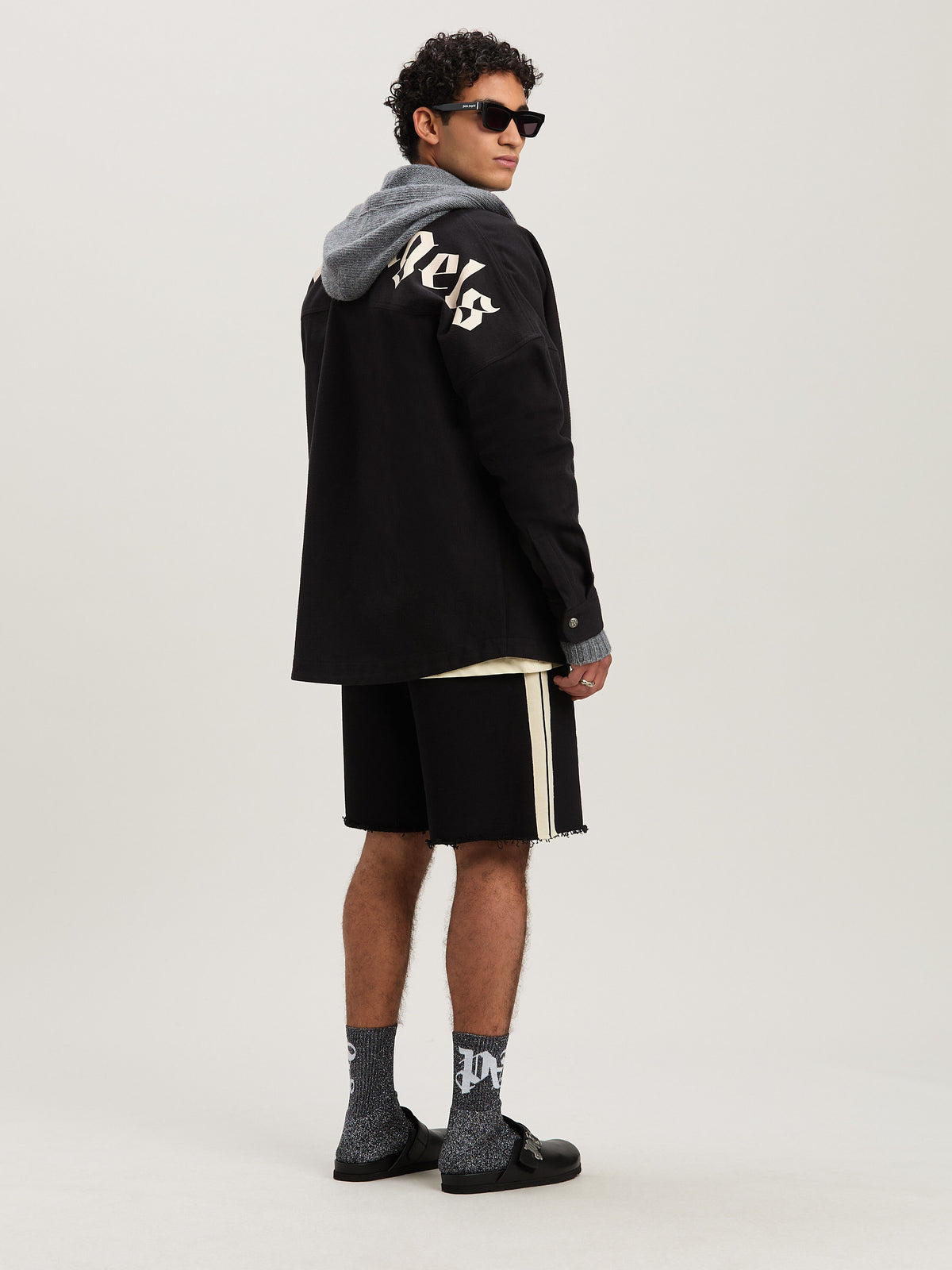 PALM ANGELS  CURVED LOGO TRACK SWEATSHORTS BLACK - IV BLACK - IVORY PMCI026S25FLE001