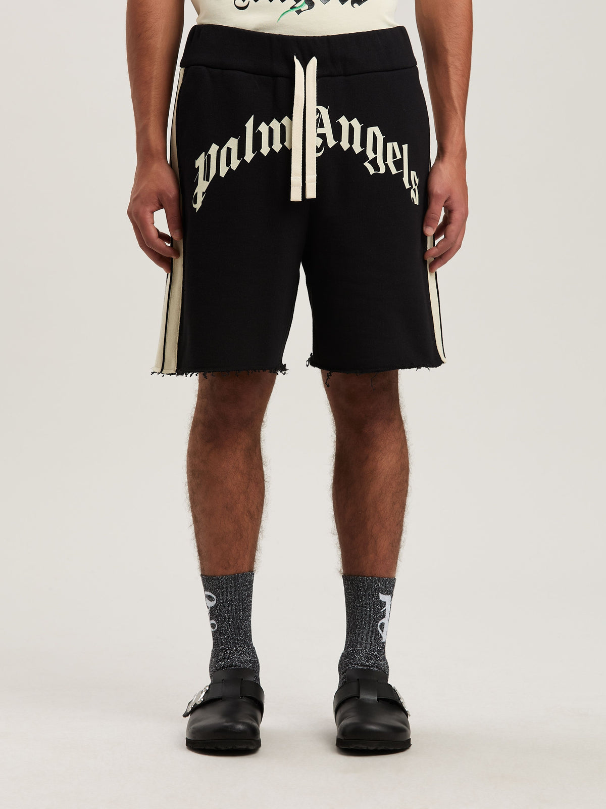 PALM ANGELS  CURVED LOGO TRACK SWEATSHORTS BLACK - IV BLACK - IVORY PMCI026S25FLE001