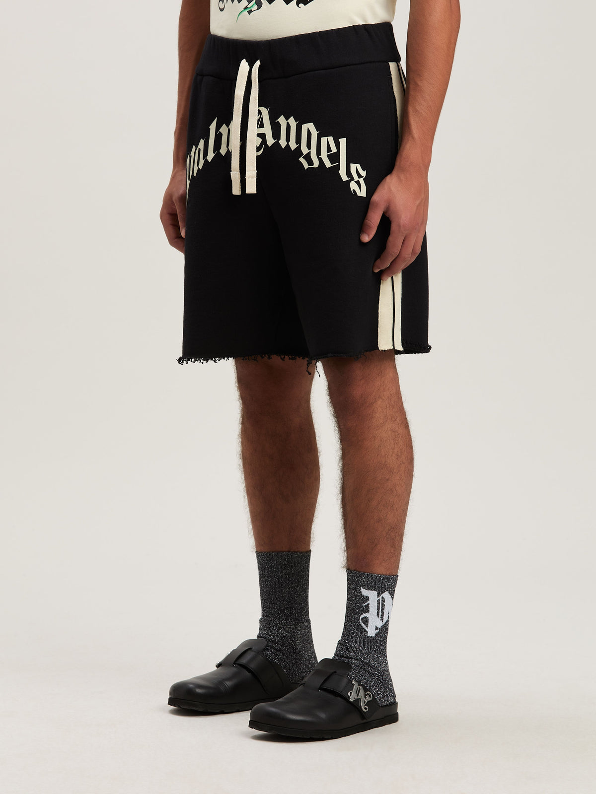 PALM ANGELS  CURVED LOGO TRACK SWEATSHORTS BLACK - IV BLACK - IVORY PMCI026S25FLE001