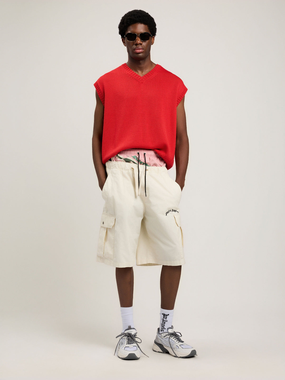 PALM ANGELS Curved Logo Loose Cargo Shorts OFF WHITE BLACK PMCS012S26FAB002