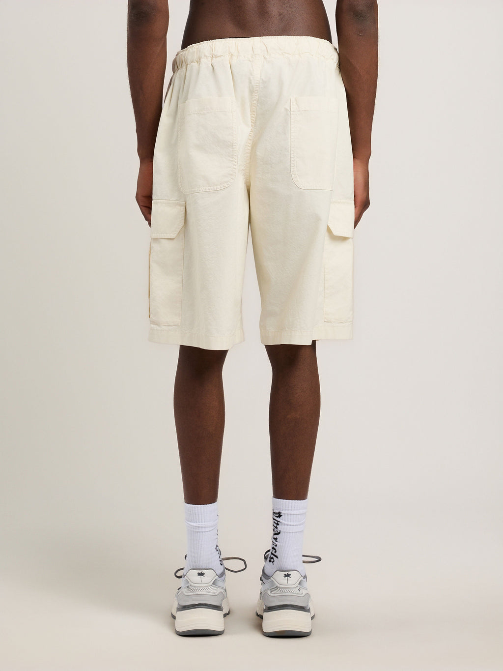 PALM ANGELS Curved Logo Loose Cargo Shorts OFF WHITE BLACK PMCS012S26FAB002