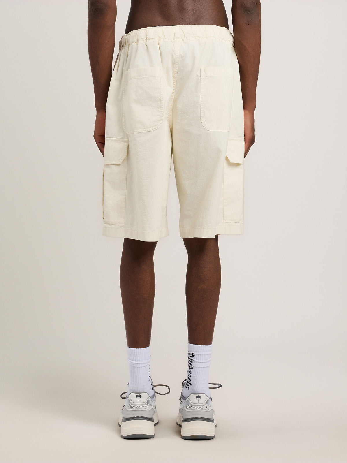 PALM ANGELS Curved Logo Loose Cargo Shorts OFF WHITE BLACK PMCS012S26FAB002