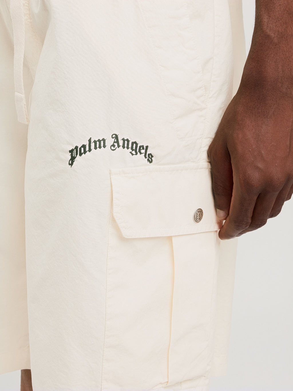 PALM ANGELS Curved Logo Loose Cargo Shorts OFF WHITE BLACK PMCS012S26FAB002