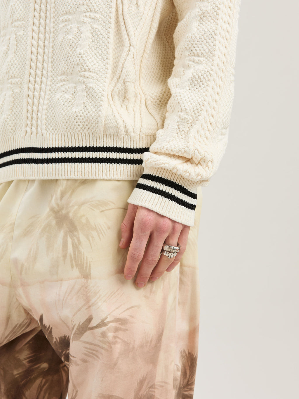 PALM ANGELS  CURVED LOGO CABLE SWEATER OFF WHITE - BL OFF WHITE - BLACK PMHE058S25KNI002