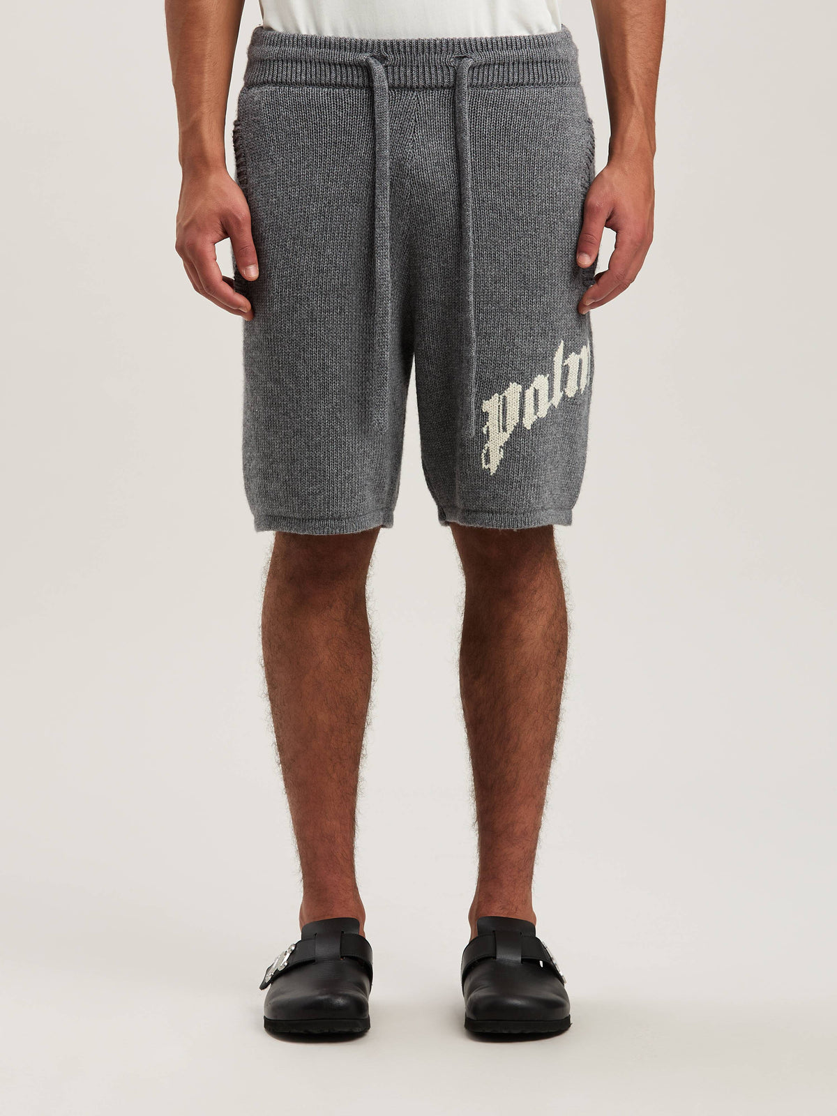 PALM ANGELS  CURVED LOGO KNIT SHORTS GREY MELANGE - O GREY MELANGE - OFF WHITE PMHM011S25KNI001